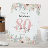 優雅なパステルフラワーの80歳の誕生日パーティーウェルカム 台座サイン (インサイチュ)