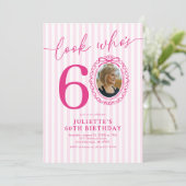 優雅なピンクの縞模様の60歳の誕生日写真 招待状 (スタンド正面)