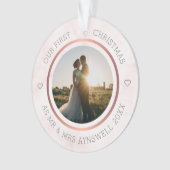 優雅なピンク大理石の初めてのクリスマス Mr & Mrs 写真 オーナメント (正面)