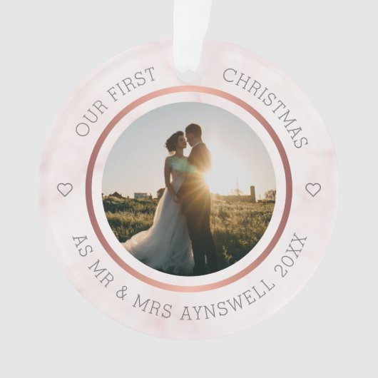 優雅なピンク大理石の初めてのクリスマス Mr & Mrs 写真 オーナメント (正面)