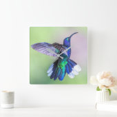 優雅なポーズの紫色のハミングバード スクエア壁時計 (ホーム)