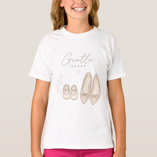 優雅なママと赤ちゃんの靴 "Gentle Steps" イラスト Tシャツ (正面)