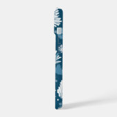 優雅な松の木と雪片が舞う冬 iPhone 15ケース (左側面)