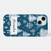 優雅な松の木と雪片が舞う冬 iPhone 15ケース (裏面横)