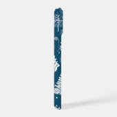 優雅な松の木と雪片が舞う冬 iPhone 15ケース (右側面)