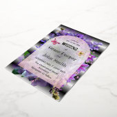 優雅な紫のフローラ結婚の 箔招待状 (回転した状態)