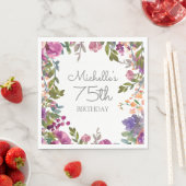 優雅な紫色の水彩花柄 75歳の誕生日招待状 スタンダードランチョンナプキン (インサイチュ)