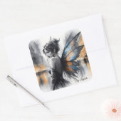 優雅な翼のあるブルネットのミニマリズム都市の夕暮れ スクエアシール (封筒)