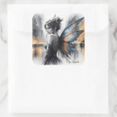 優雅な翼のあるブルネットのミニマリズム都市の夕暮れ スクエアシール (バッグ)