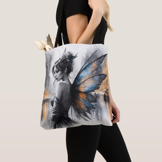 優雅な翼のあるブルネットのミニマリズム都市の夕暮れ トートバッグ (クローズアップ)