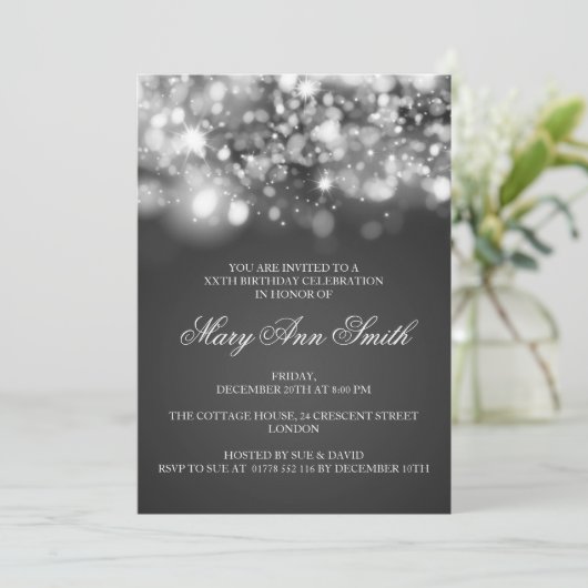 優雅な誕生日パーティーの銀きらめく色の灯 招待状 (スタンド正面)