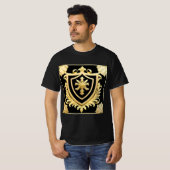 優雅な金の紋章と装飾の盾 Tシャツ (正面フル)