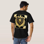 優雅な金の紋章と装飾の盾 Tシャツ (裏面フル)