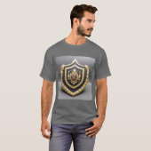 優雅な金の紋章と装飾の盾 Tシャツ (正面フル)