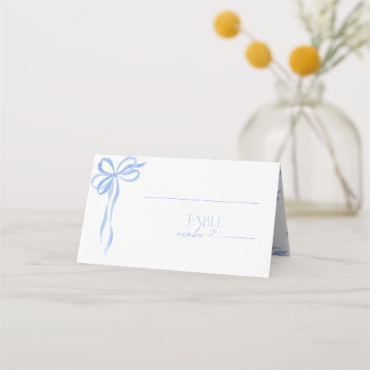 優雅な青いリボン 水彩画スクリプト 結婚式前のお祝い プレイスカード (正面)