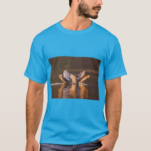 優雅な鳥と羽ばたく翼 Tシャツ (正面)