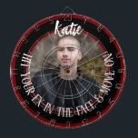 元恋人の写真付きダーツボード - 失恋記念ギフト ダーツボード<br><div class="desc">このカスタマイズされたダーツボードは、元恋人の写真がプリントされています。離婚、失恋、婚約破棄を笑って乗り越えるためのユーモアあふれるギフトです。このダーツボードを使えば、ストレスを発散しながら楽しい時間を過ごすことができます。名前やメッセージを入れることで、特別なギフトに。デフォルトのメッセージは「元恋人の顔を打って前に進め」ですが、自由に変更可能です。女子会、離婚パーティ、失恋サバイバルキット、または独身最後の祝いなど、様々なシーンで使える、面白くて気の利いたギフトです。</div>