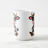 元気な牛のキャラクターがミルクを飲む コーヒーマグカップ (中央)