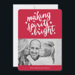 元気を出す シーズンカード<br><div class="desc">休日の応援をフェスティバルの写真カードで送信！レトロな赤い背景に手描き星を付け読た手書き文字「Making Spirits Bright」を搭載。このデザインの高度なカスタマイズを行うには、上の「カスタマイズIt」ボタンを選択する。すべての写真はサンプルとしてのみ表示され、転売には使用されない。この製品は、サンプル写真が自分の画像に置き換えられた後にのみ購入することを意図している。</div>