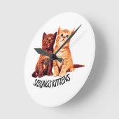 兄弟姉妹が子猫を産み、可愛い猫が2匹 ラウンド壁時計 (傾斜)