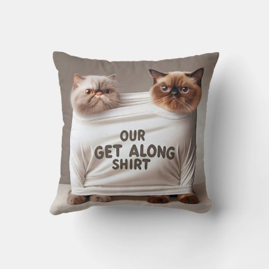 兄弟姉妹の猫たちがワイシャツを着ている クッション (裏面)