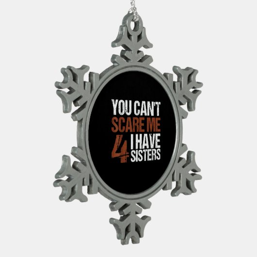 兄弟姉妹ギフト四人を持っている私を怖がらせることができない スノーフレークピューターオーナメント (左)
