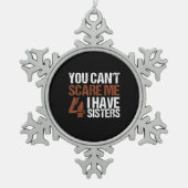 兄弟姉妹ギフト四人を持っている私を怖がらせることができない スノーフレークピューターオーナメント (正面)