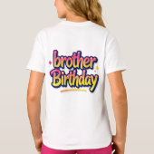 兄弟 誕生日 カラフル グラフィティ レタリング Tシャツ (裏面)