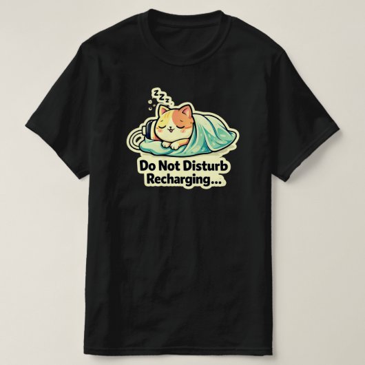 充電中お静かに かわいい眠り猫デザイン Tシャツ (デザイン正面)