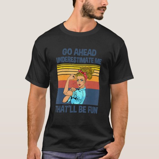 先に進む私を過小評価するおもしろい Tシャツ (正面)