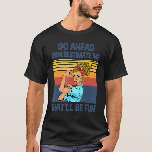 先に進む私を過小評価するおもしろい Tシャツ (正面)