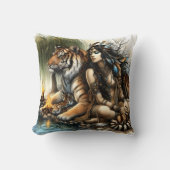 先住民と虎の水差し クッション (正面)