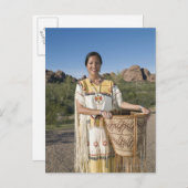 先住民のアメリカ人の服を着伝統的た女性 ポストカード (正面/裏面)