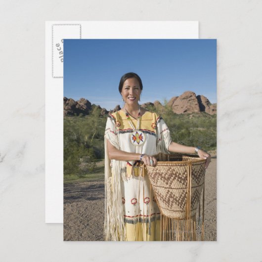 先住民のアメリカ人の服を着伝統的た女性 ポストカード (正面/裏面)