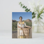 先住民のアメリカ人の服を着伝統的た女性 ポストカード (スタンド正面)