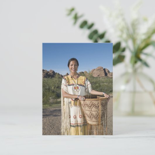 先住民のアメリカ人の服を着伝統的た女性 ポストカード (スタンド正面)