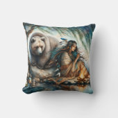 先住民のアメリカ人女性がクマと火の前で座っている クッション (正面)