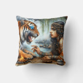 先住民のアメリカ人女性が虎と交流 クッション (裏面)