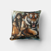 先住民のアメリカ人女性が虎の隣に座っている クッション (正面)