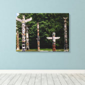 先住民アメリカのトーテムポール，バンクーバー，英国 キャンバスプリント (インサイチュ (ウッドフロア))