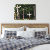 先住民アメリカのトーテムポール，バンクーバー，英国 キャンバスプリント (インサイチュ (寝室))