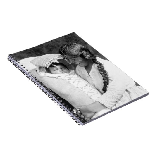 先住民アメリカの母親と彼女のパポオース ノートブック (右側)