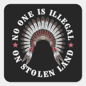 先住民アメリカ人は誰も盗まれた土地で違法である スクエアシール (正面)