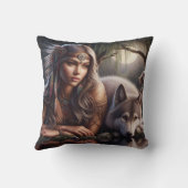 先住民アメリカ人女性がオオカミのそばに座って夜 クッション (裏面)