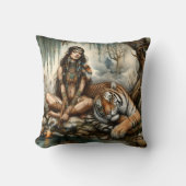 先住民アメリカ人女性がタイガー・アット・リバーに座る クッション (正面)