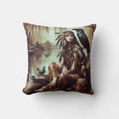 先住民アメリカ人女性がレイヴンと一緒に川でポーズをとる クッション (正面)