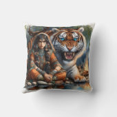 先住民アメリカ人女性とタイガー・バイ・リバーで夕暮れ クッション (裏面)