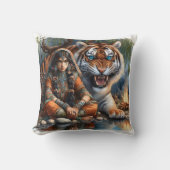先住民アメリカ人女性とタイガー・バイ・リバーで夕暮れ クッション (正面)