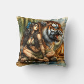 先住民アメリカ人女性とタイガー・バイ・リバー クッション (正面)