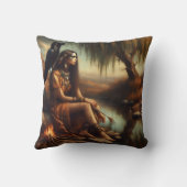 先住民アメリカ人女性レイヴンで川辺に座っている クッション (裏面)